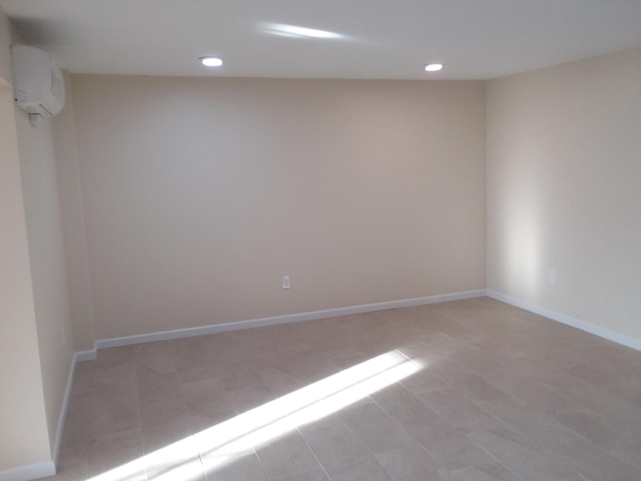 Building Photo - 2465 Lemoine Ave