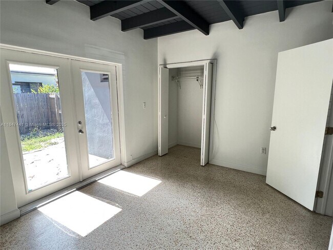 Building Photo - 1222 SW 30th Ct
