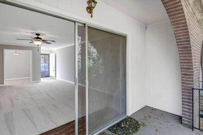 Building Photo - Beautifully Renovated 2BR/2BA with Community Pool!