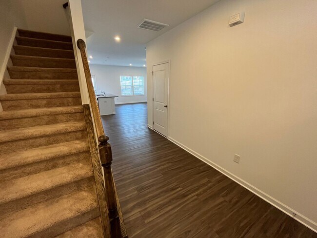 Building Photo - Stunning 3BD, 2.5BA Raleigh Townhome With ...