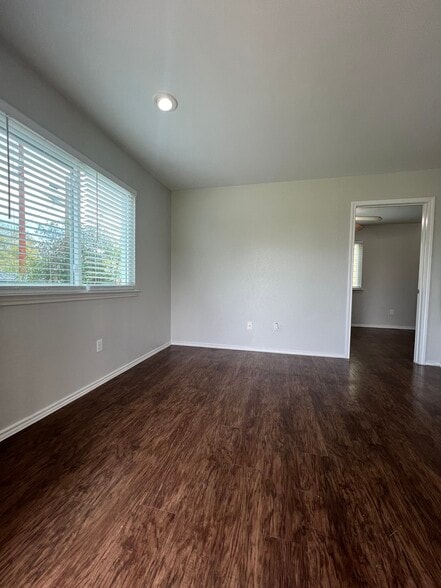 Building Photo - 1640 Post Rd