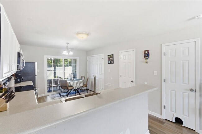 Building Photo - 2 Bed 2.5 Bath Townhome