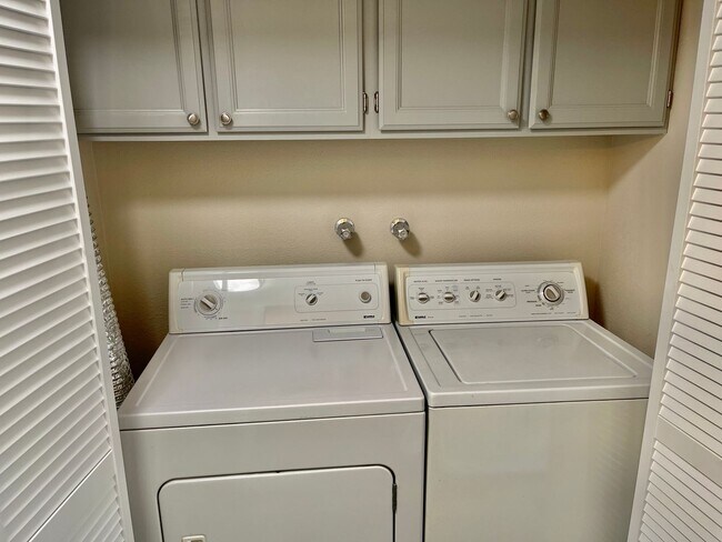 Building Photo - 225 E Westview Ave