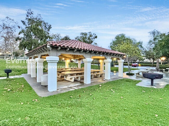 Building Photo - 9 Vía Espiritu