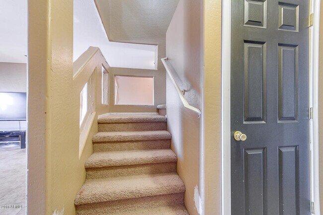 Building Photo - Amazing 4 bedrooms, 3 bathrooms house in P...