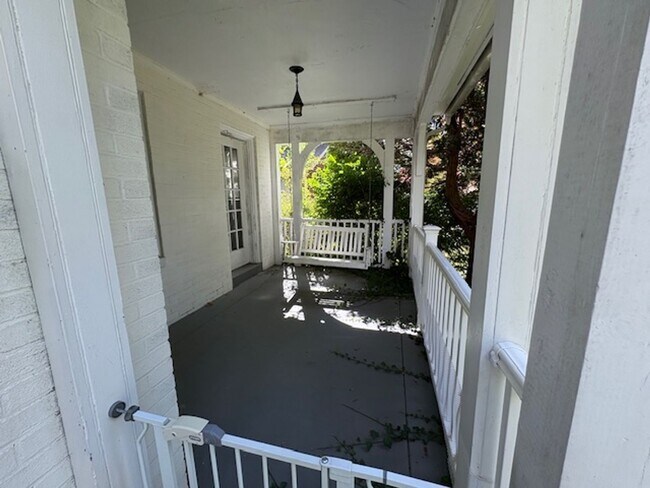 Building Photo - 184 Irving Rd