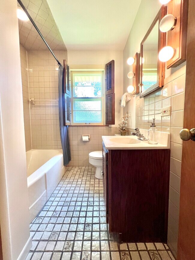 Building Photo - 4633 Oakwood Ave