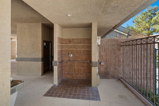 Building Photo - *VERY NICE CONDO IN GATED COMMUNITY !