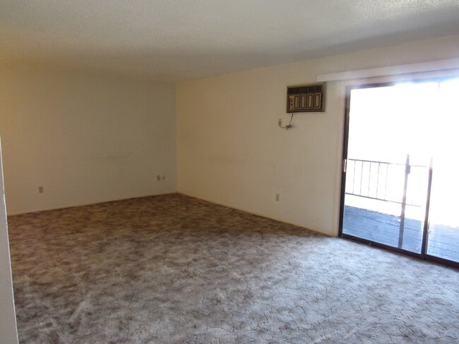 Building Photo - 1 Bedroom Condo Overlooking the Green Belt