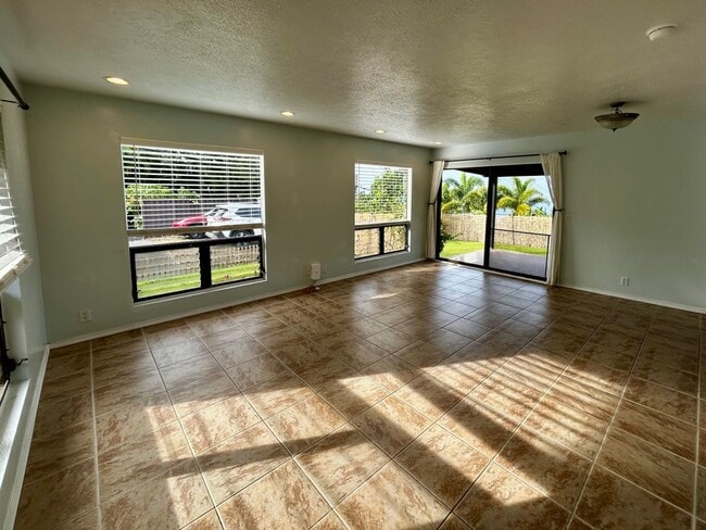 Building Photo - Unfurnished Single level home that's Pet friendly!