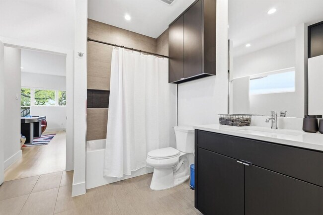 Building Photo - 3714 Highgrove Dr