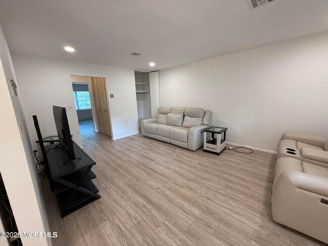 Building Photo - 1178B Clydebank Ct