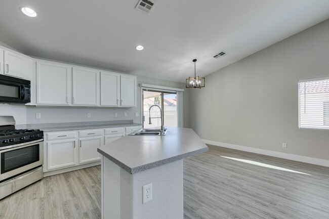 Building Photo - REMODELED 5 BEDROOM HOME IN NORTH LAS VEGAS