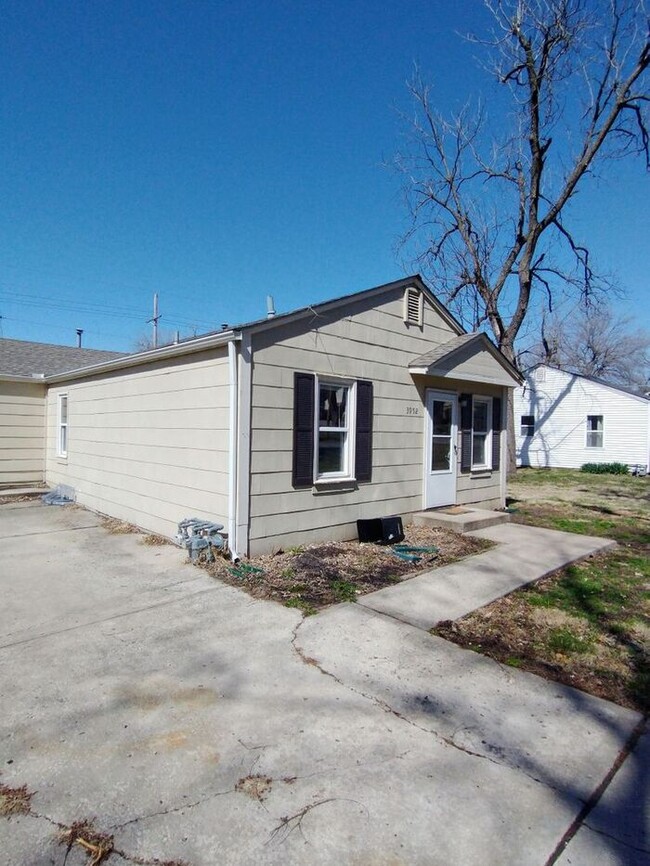 Building Photo - Cute 2 Bedroom Duplex in Kansas City!