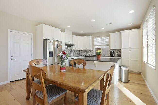 Building Photo - Beautiful home in desirable Spring Lake community Woodland