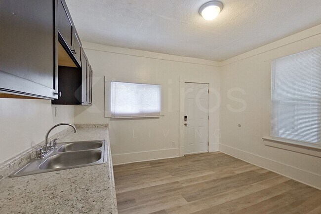 Building Photo - 964-966 Oakwood Ave