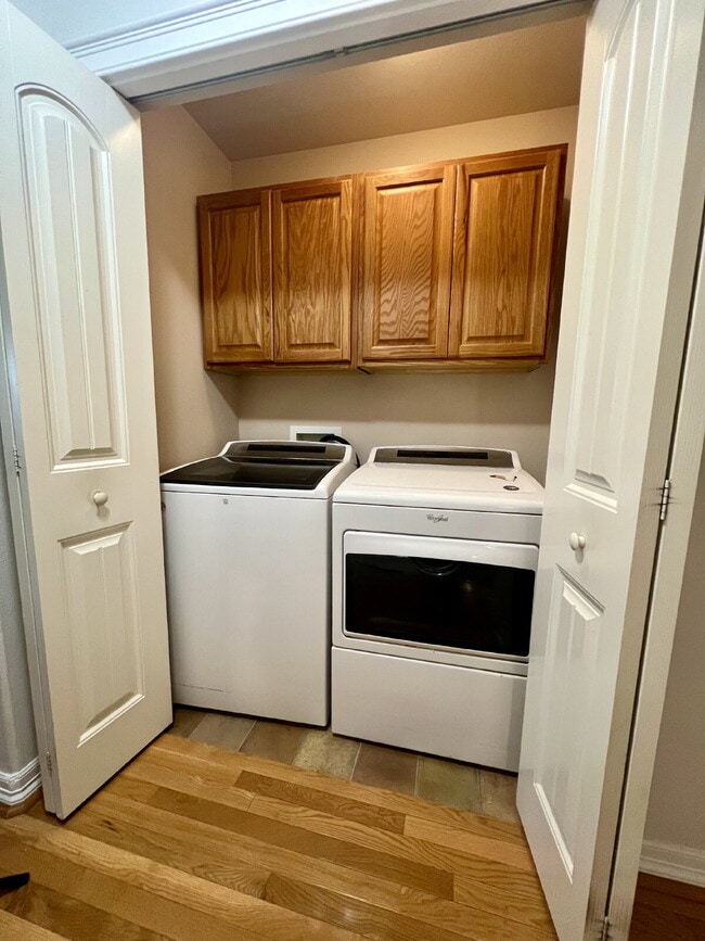 Building Photo - 3 Bedroom Townhome