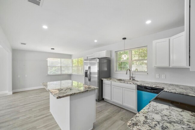 Building Photo - 1029 Kearny Dr