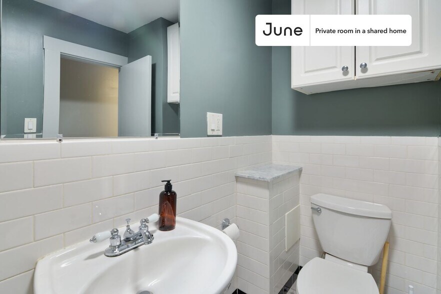 Building Photo - Room in Shared 4 bed/1 bath home
