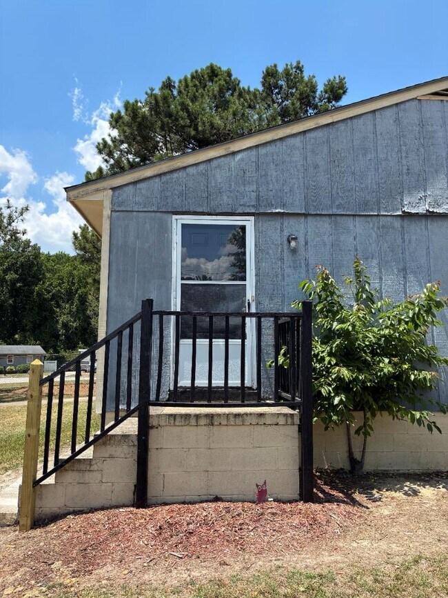 Building Photo - 2105 Cotton Cir