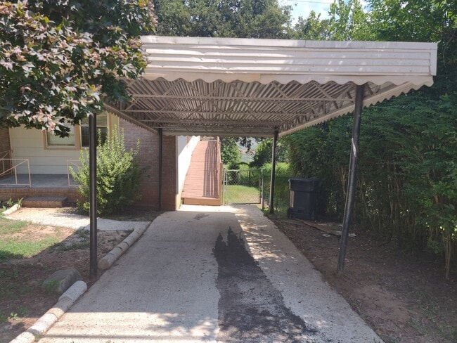 Building Photo - Downtown PC with River View