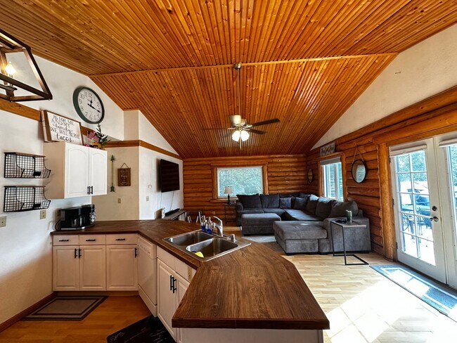 Building Photo - 3 Bed/2 Bath/2 Car Garage/Dogs Allowed