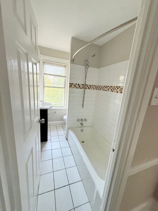 Building Photo - Charming 3-Bedroom Twin Home for Rent in L...