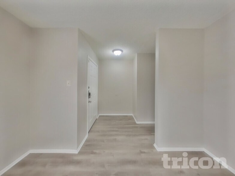 Building Photo - 15022 Old Creek St