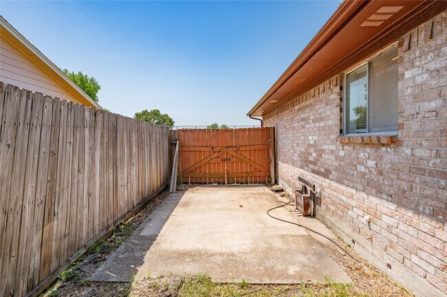 Building Photo - 2906 Heatherwood Dr