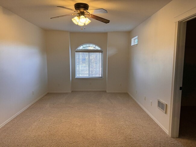 Building Photo - Spacious town home in small community.  Spacious and bright!  Available now!