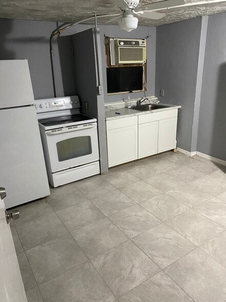 Kitchen.. - 1030 NW 120th St