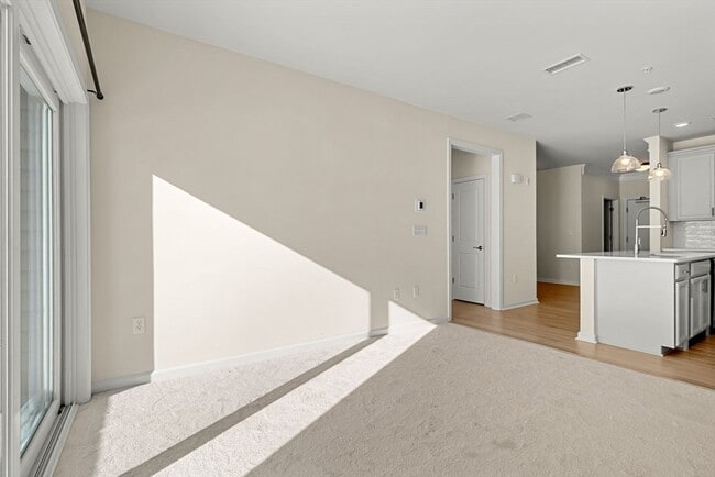 Building Photo - 2 Stratton Dr