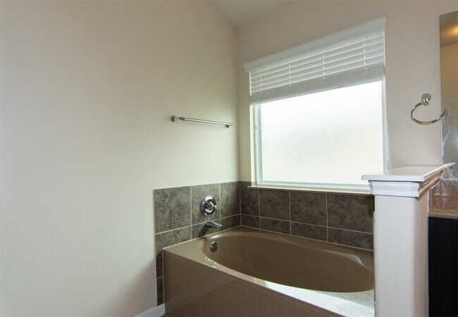 Building Photo - 206 Sassafras St