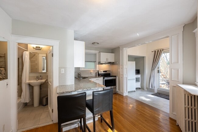 Building Photo - 34 Thorndike St