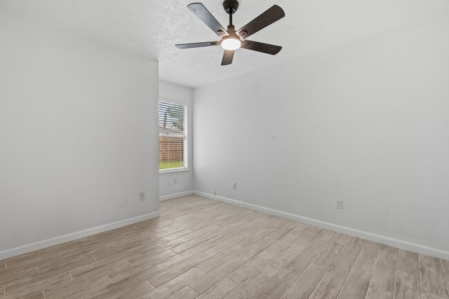 Building Photo - 7618 Breda Dr