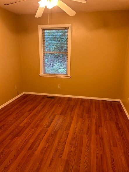 Building Photo - 400 Forest Heights Dr