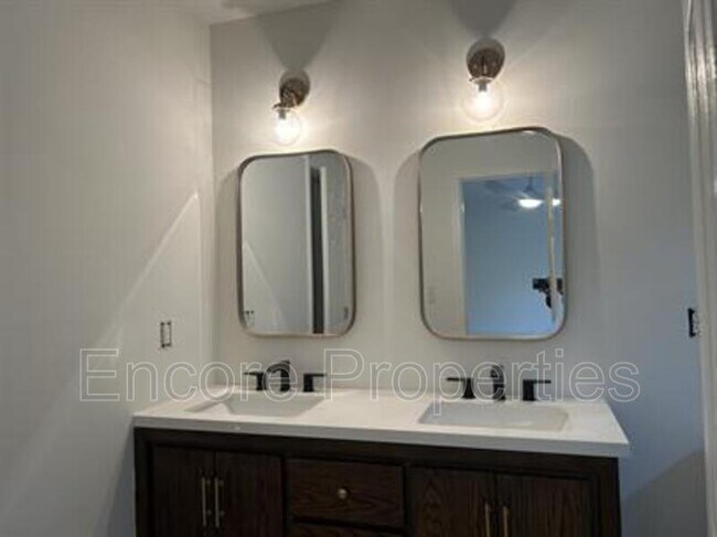 Building Photo - 2220 Bellaire Ave