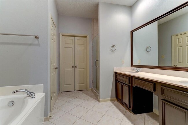 Building Photo - Impeccably Maintained Midtown Townhome with Downtown Views!