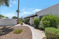 Building Photo - Charming 2 bedroom, 1 bathroom home locate...