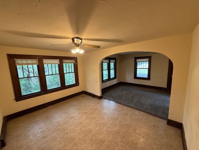 Building Photo - 4 Bedroom Home