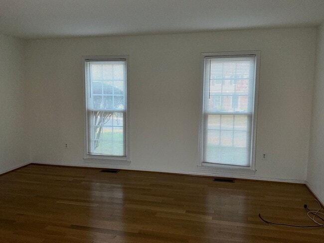 Building Photo - Very well maintained 4BR 2.5BA Colonial mo...