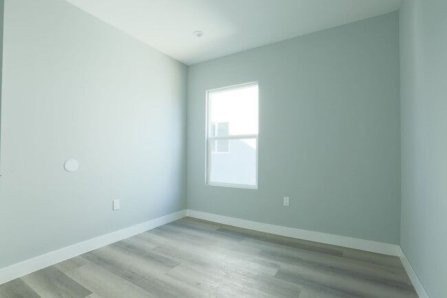Building Photo - 3BD/ 1 BA - Section 8 Voucher Accepted!!!