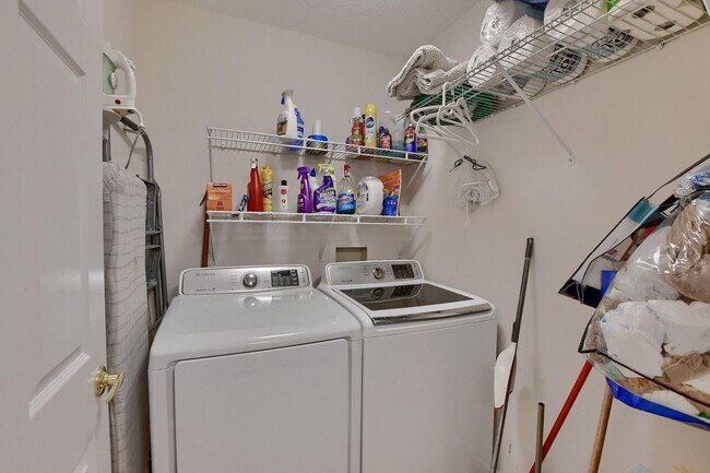 Building Photo - 6748 Willow Wood Dr