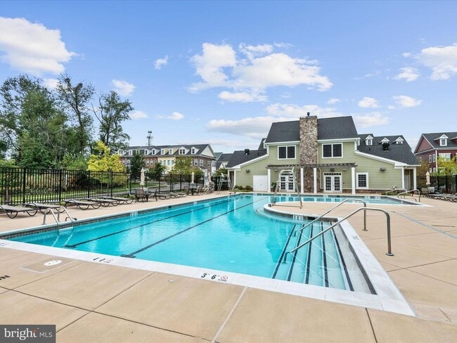 Building Photo - 5803 Lois Ln