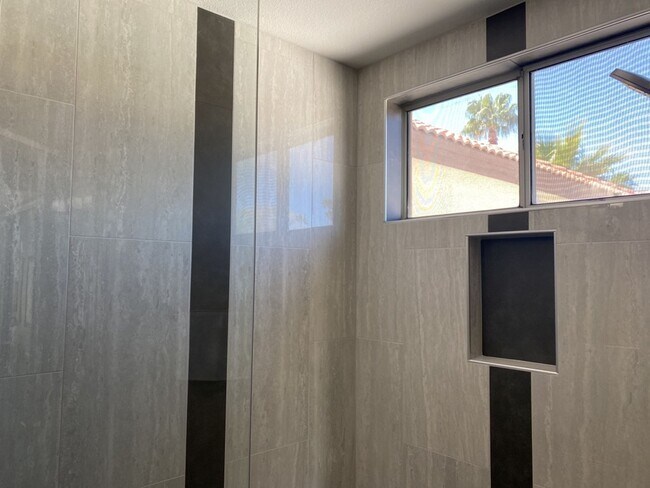 Building Photo - Must See 2/2.5 Condo in Pointe South Mount...