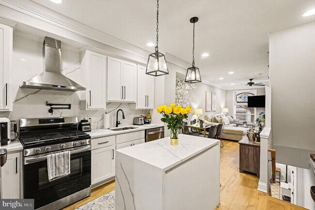 Building Photo - 443 S Robinson St