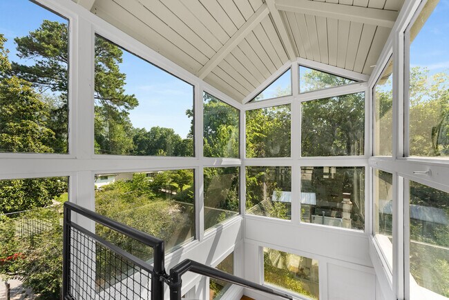 Building Photo - 335 Eureka Dr NE