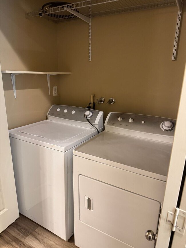 Building Photo - Beautiful 1br Condo in Sherwood. End unit ...