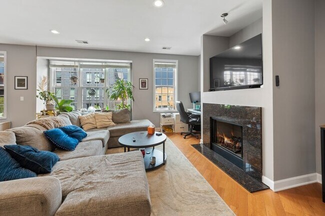 Building Photo - Stunning 2 Bed 2 Bath in the Ukrainian Village area