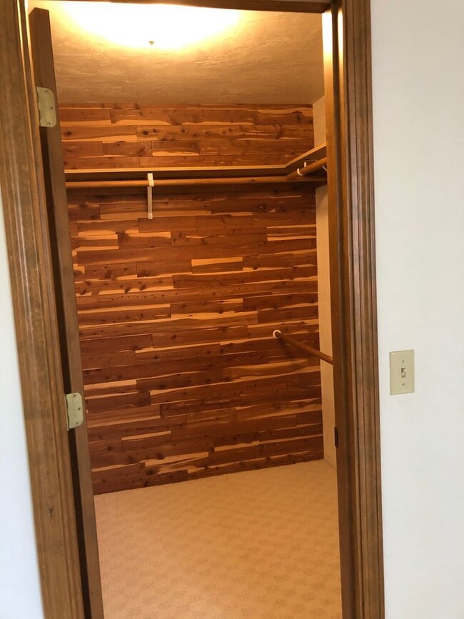 Building Photo - We have the wonderful 3 bed/2 bath you’ve been waiting for!